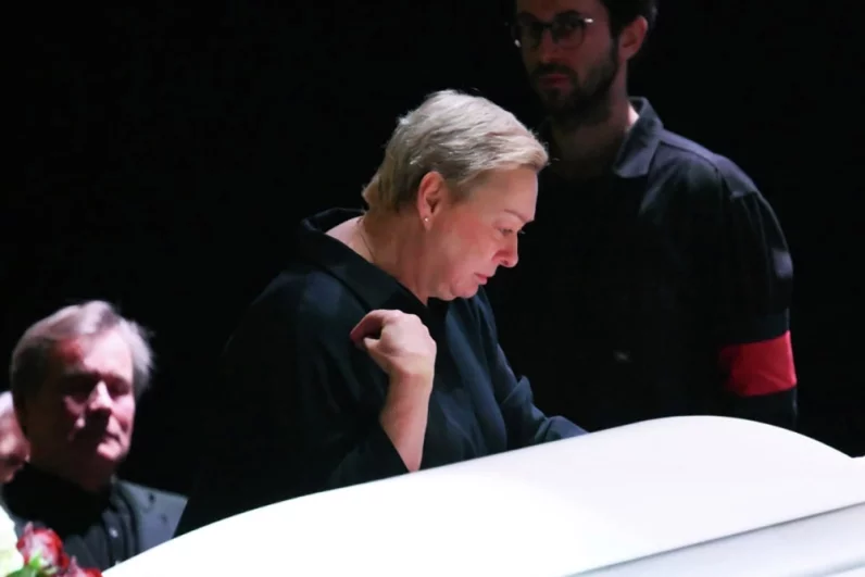 Актриса Мария Аронова на церемонии прощания с народной артисткой РФ Верой Алентовой в Московском драматическом театре имени А.С. Пушкина.