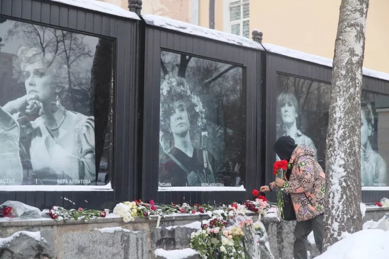 Обстановка у Московского драматического театра имени Пушкина во время прощания с народной артисткой РФ Верой Алентовой.