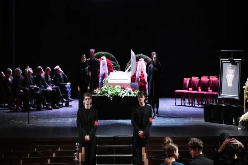 Церемония прощания с народной артисткой РФ Верой Алентосвой.