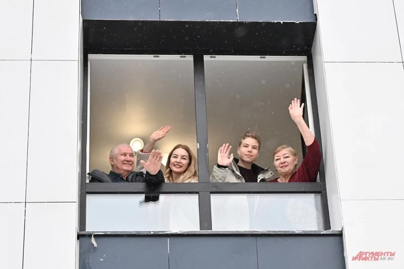 Семья перебирается из пятиэтажки, находящейся через дом от новостройки.