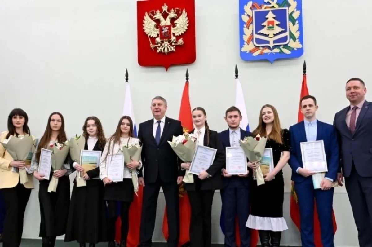 Более 80 брянских школьников и студентов получили именные стипендии