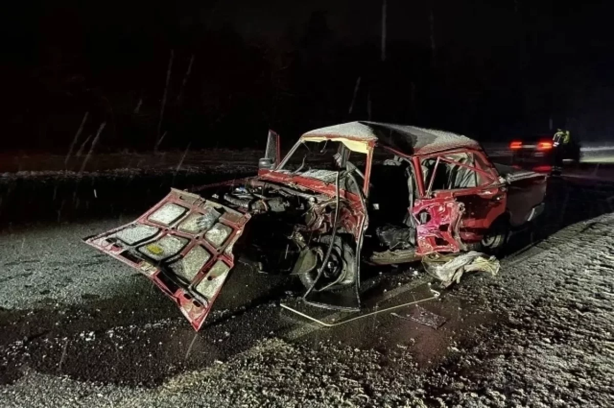 Вазовская семерка столкнулась с фурой на брянском участке трассы Р-120