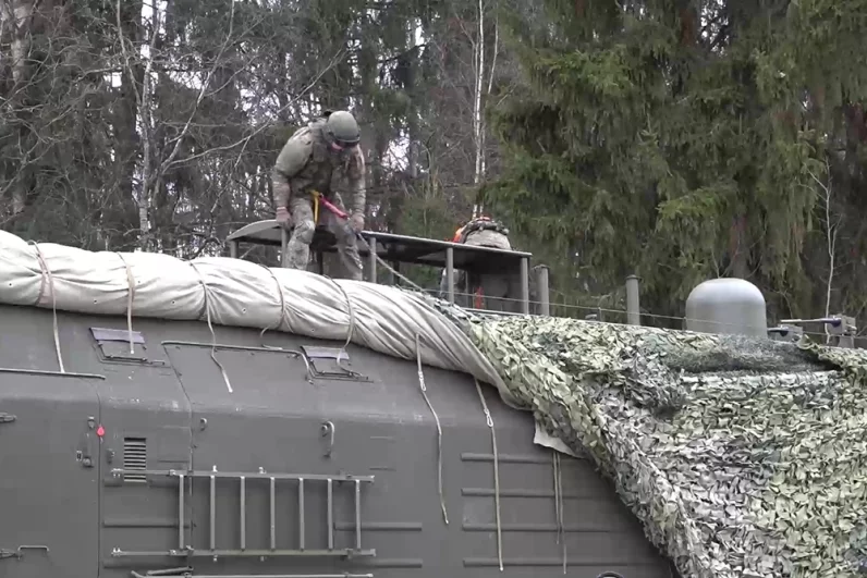 Специалисты боевых расчетов пуска, связи, охраны и энергоснабжения, а также механики-водители агрегатов ракетного комплекса перед заступлением на боевое дежурство прошли переподготовку.