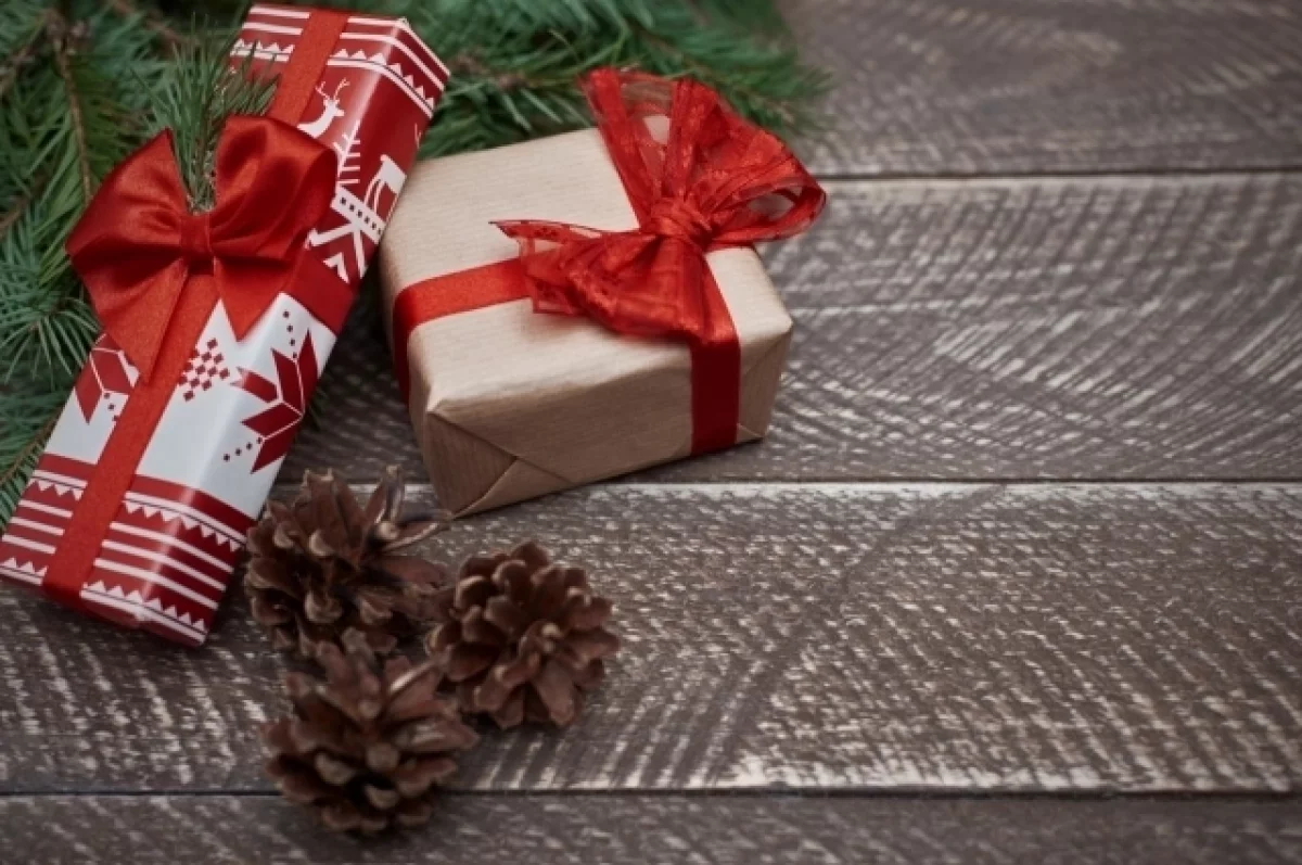 Менее половины работников на Алтае покупают коллегам подарки на Новый год