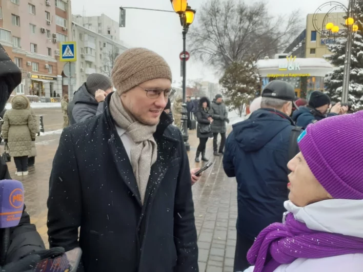 Белгородцы выражали свою благодарность скульптору Андрею Коробцову за создание скорбящего Ангела