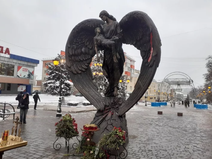 «Раненое сердце» было непрочным, и в непогоду конструкция упала под шквалом ветра