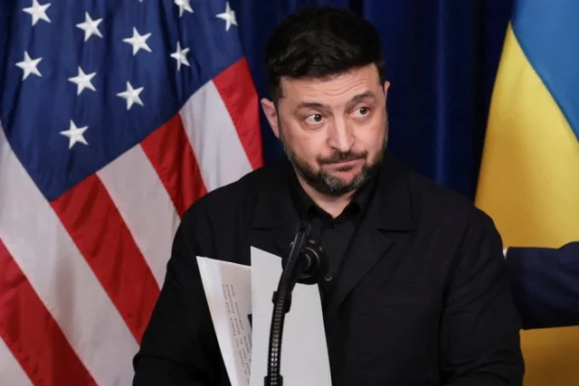 Сейчас по Зеленскому видно, что он действительно утомлен и очень переживает.