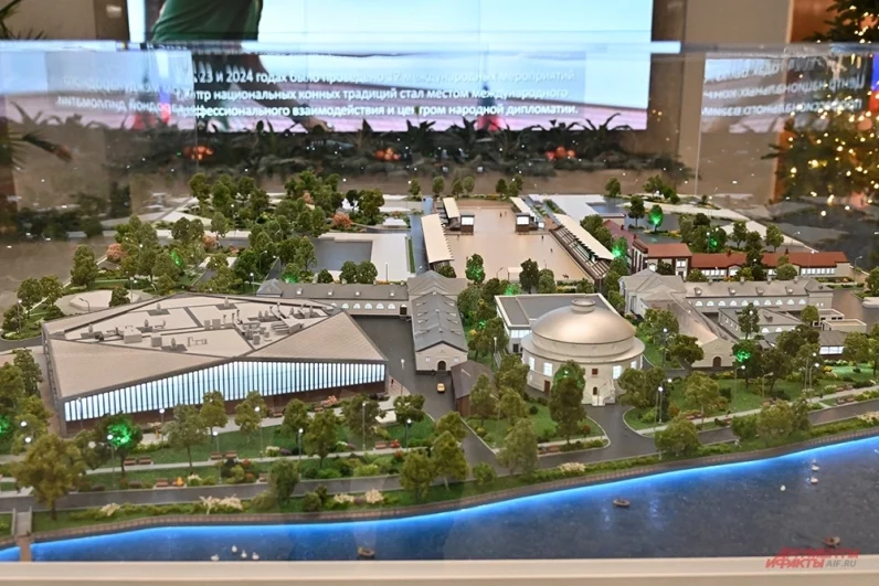 Новый манеж расположен на севере ВДНХ, рядом с «Музеем лошади» и конным театром.