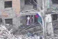 Военнослужащий 5-й отдельной гвардейской мотострелковой бригады имени А.В. Захарченко 51-й гвардейской общевойсковой армии группировки войск «Центр» ВС РФ на одной из улиц в освобожденном Димитрове.