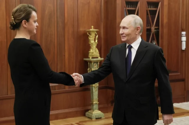 30 декабря 2025. Президент РФ Владимир Путин и статс-секретарь — заместитель министра обороны РФ, председатель фонда «Защитники Отечества» Анна Цивилева во время встречи.