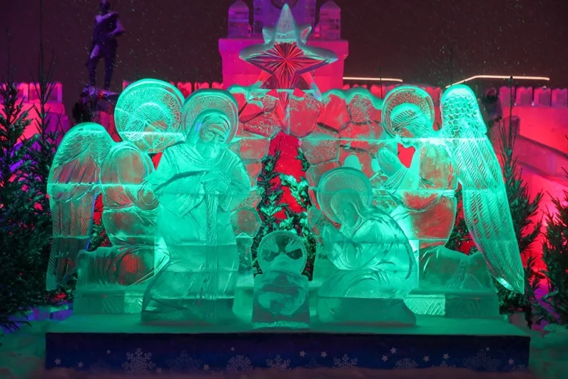 На фестивале гости попадают в ледяной мир сказки о Буратино. В нем отразился и сюжет известной повести Алексея Толстого, и киноверсия сказки 1975 года режиссера Льва Нечаева, и более свежая трактовка 2025 года режиссера Игоря Волошина.