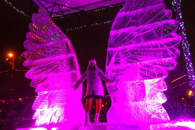 Фестиваль «Ледовая Москва. В кругу семьи» на Поклонной горе Парка Победы в Москве проходит с 30 декабря по 11 января. Впервые на фестивале работает мастерская ледовой скульптуры — каждый желающий может попробовать вырезать свою фигуру изо льда.