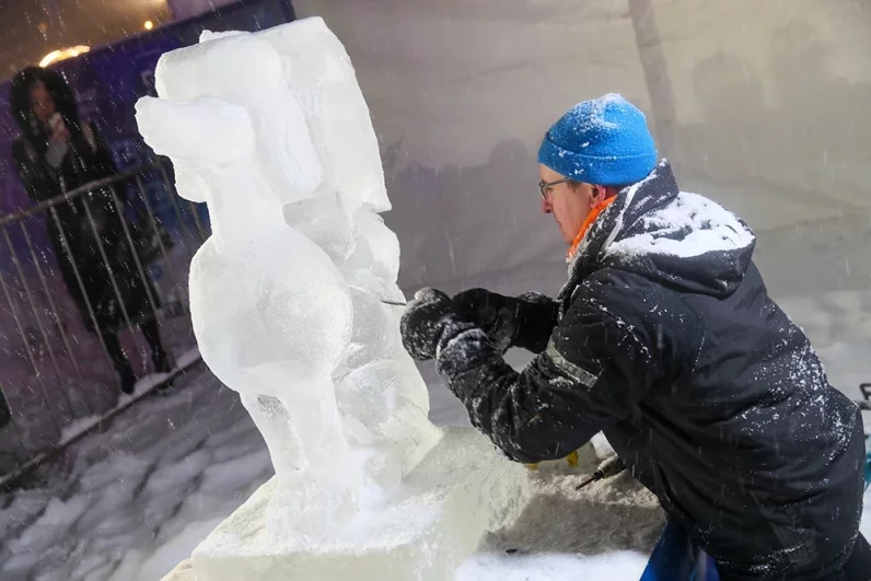 Центральным объектом фестиваля стал уникальный ледовый Кремль с каскадом горок.