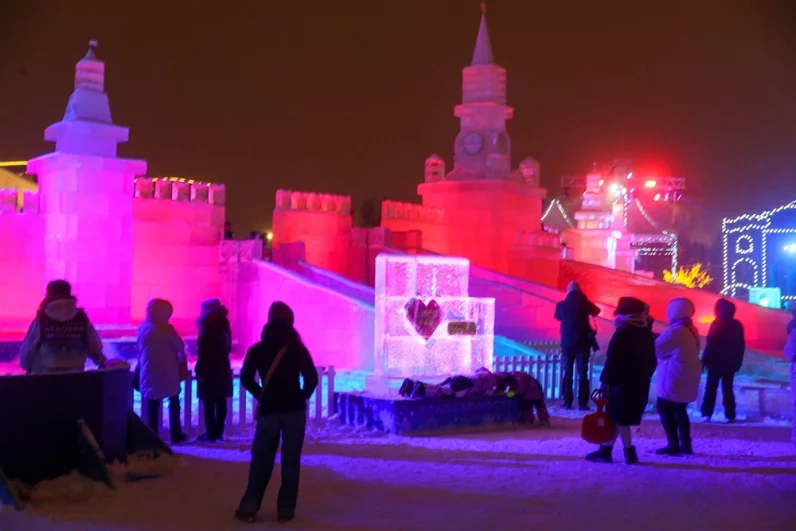 На главной сцене фестиваля каждый день проходит театрализованная постановка «Буратино» — в 15:00, 17:00 и 19:00.