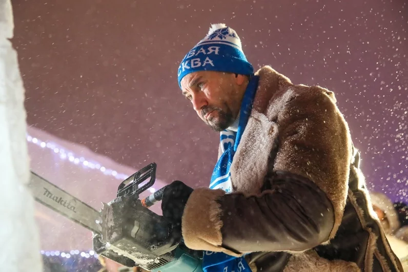 Площадь украсил уникальный ледяной вертеп, ведь не за горами — Рождество.