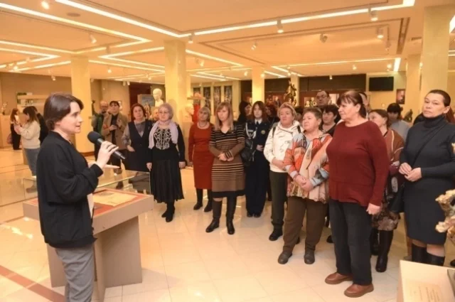 Наталья Гончаренко представляет одну из выставок в Белгородском государственном художественном музее. 