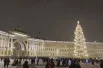 В Санкт-Петербурге люди собираются на Дворцовой площади возле ёлки.