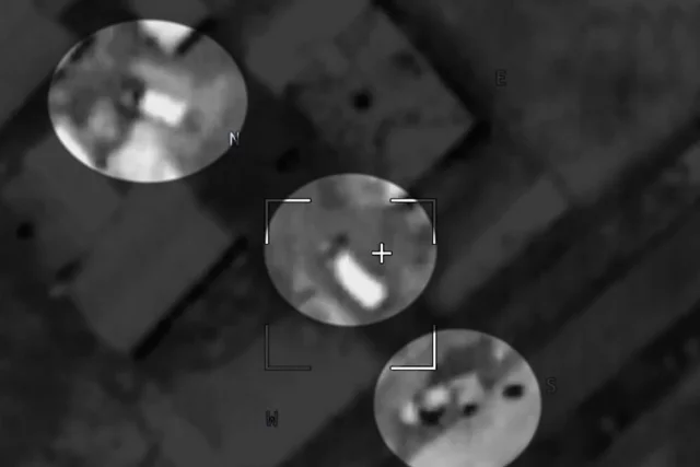 Попадание ФАБ по цели оставляет на месте казарм, штабов, складов или пунктов управления огромные воронки.