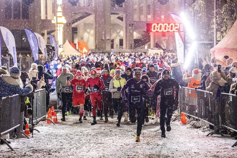 Старт общего забега начался ровно в 00:00 2026 года.