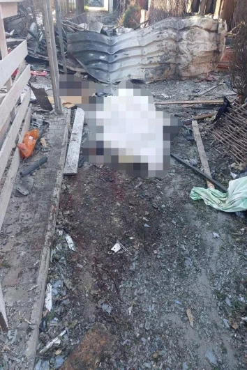 Дроны использовали зажигательную смесь. Площадь пожара составила 500 кв. метров, потушить его удалось лишь к утру. 