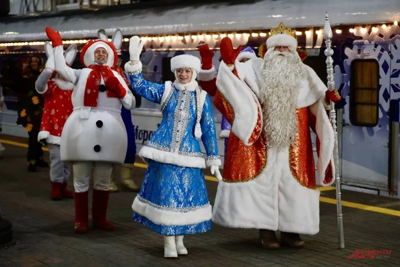 2 января поезд Деда Мороза, объехав всю страну, прибыл в Москву, на Киевском вокзале. Встречать главного новогоднего волшебника москвичи собрались на перроне в 10 утра.