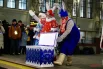 Собравшиеся на Киевском вокзале дети и взрослые смогли загадать одно самое заветное желание, когда помощники Дедушки открыли волшебный сундук.