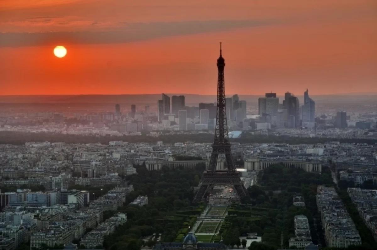 В Париже мужчина украл меч с памятника Жанне дАрк