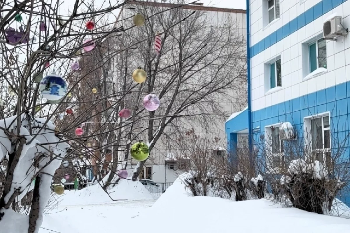 Томские сотрудники больницы украсили двор новогодними игрушками