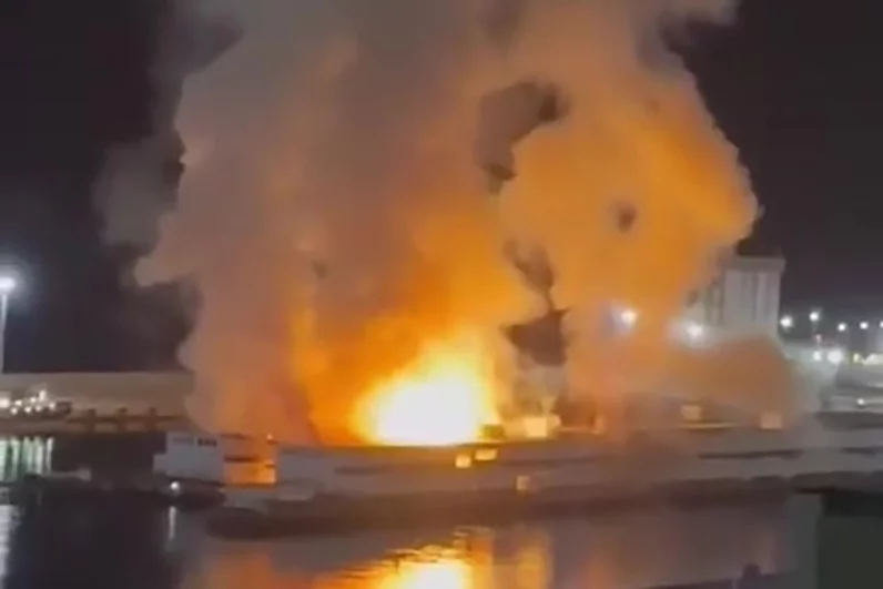 Власти страны заявили о военной агрессии со стороны США и объявили чрезвычайное положение.