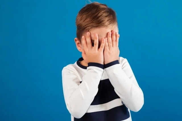 Когда пропавшего 7-летнего Савелия Роговцева не нашли в первые полтора месяца поисков, соседи начали шептаться: его давно нет в живых. Однако через пару недель школьника отыскали в подвале одного из домов. 