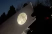 За городом полная Луна была такой яркой, что её пришлось наблюдать методом проекции, как Солнце.