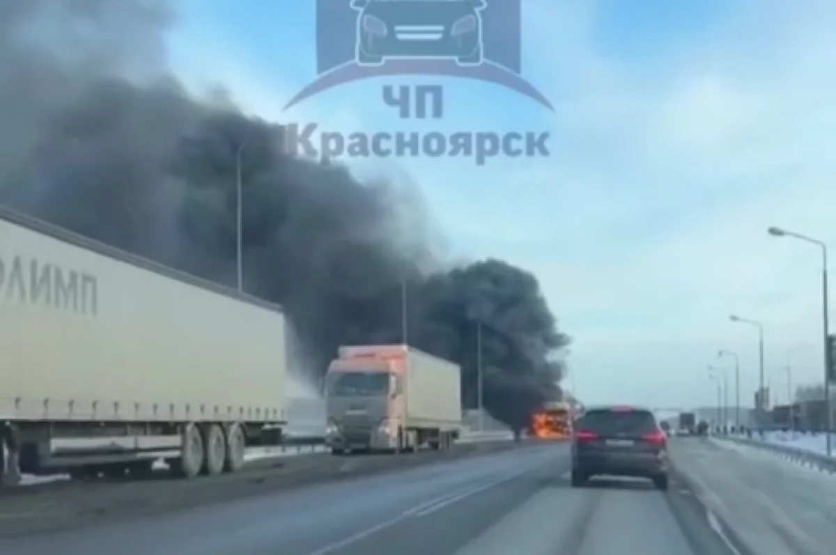 Восемь легковых автомобилей сгорели на автовозе под Красноярском
