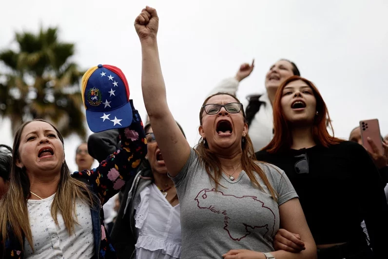 Венесуэльцы вышли на улицы в знак протеста против агрессии США.