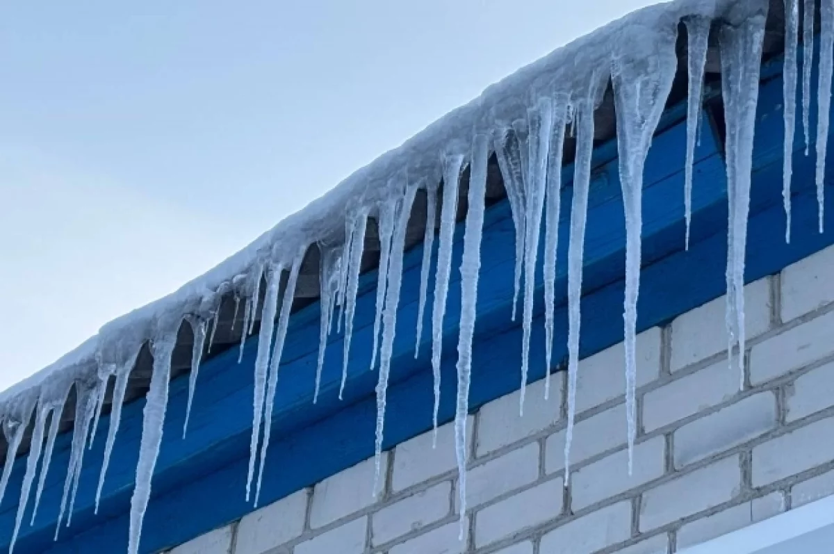 Сосульки и наледь убирают с крыш в Смоленске