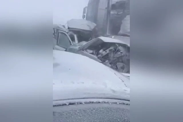 Заваленные дворы Казани, коллапс на федеральных трассах и массовое ДТП с четырьмя погибшими — первые итоги разбушевавшейся стихии.