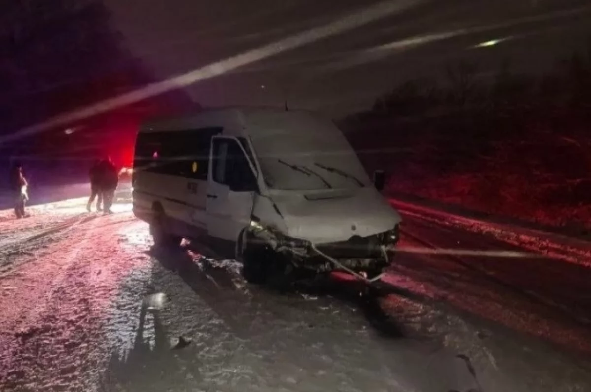 Пять человек пострадали при столкновении авто и микроавтобуса в Чувашии