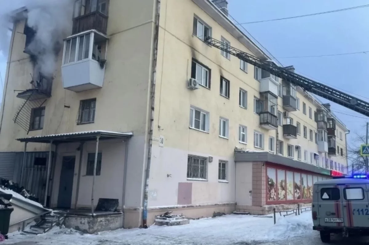 В Первоуральске сотрудники МЧС тушат три квартиры после взрыва газа