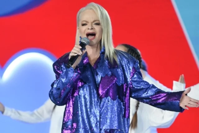 Певица Лариса Долина выступает на концерте в Москве, посвященном 100-летию международного детского центра «Артек».