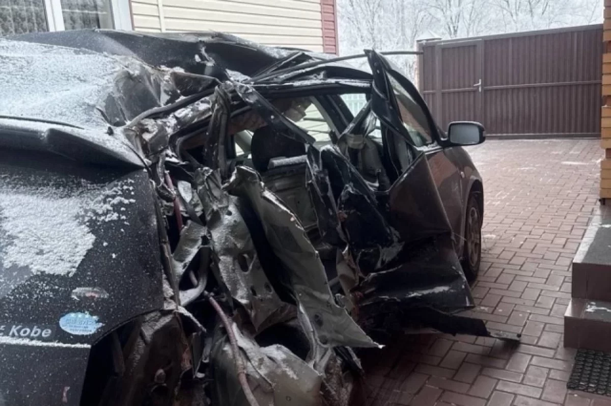 В Красноярском крае подросток на иномарке скрылся после ДТП с деревом