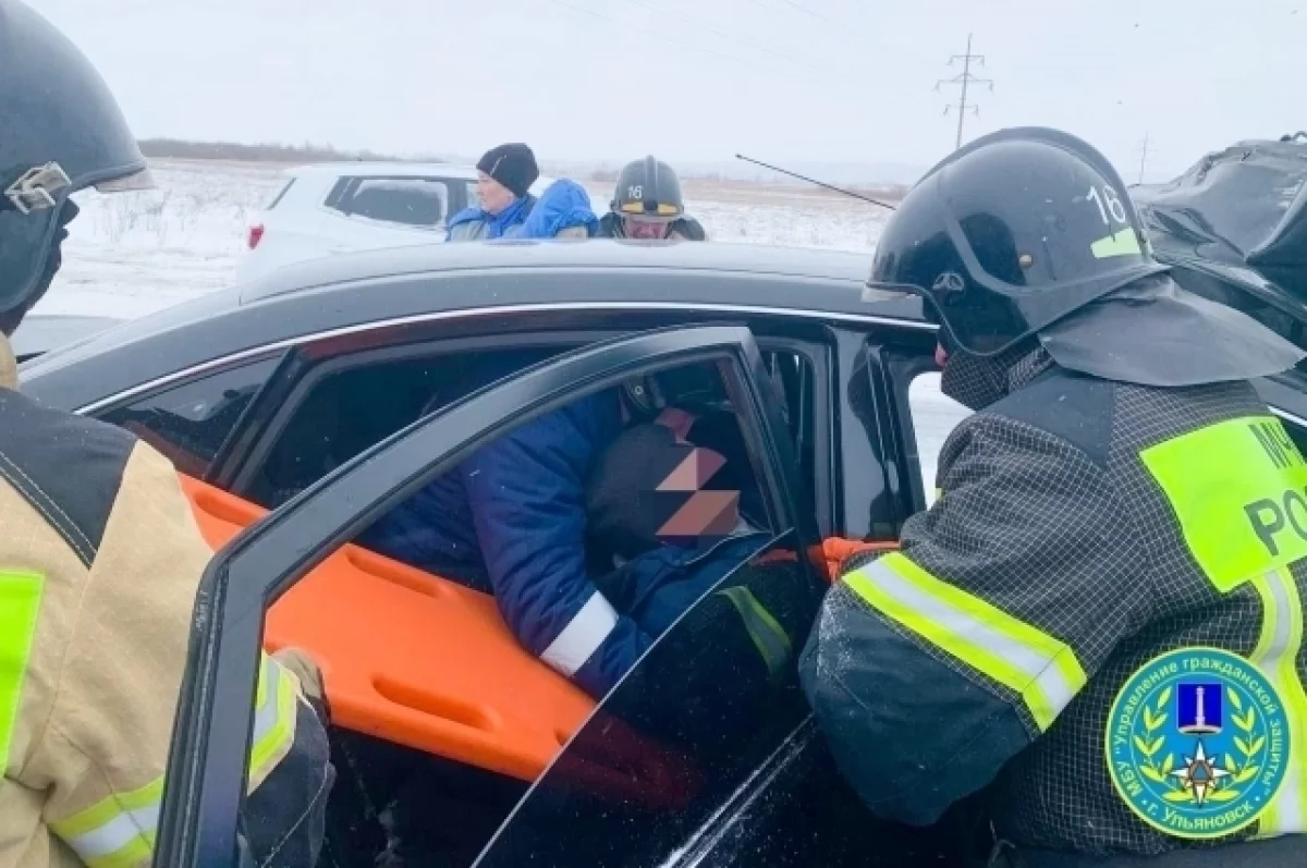 Пострадавших в ДТП у Лаишевки из разбитой машины извлекали спасатели