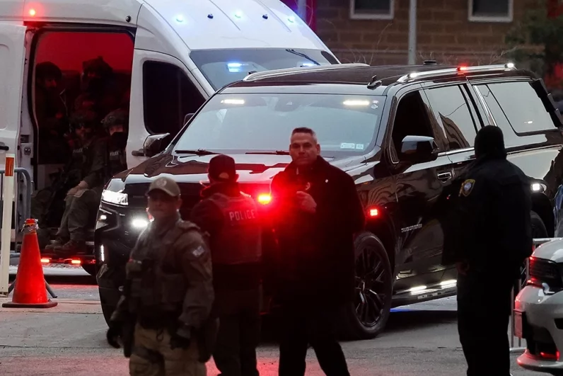 Машину сопровождал длинный кортеж из полицейских автомобилей. 