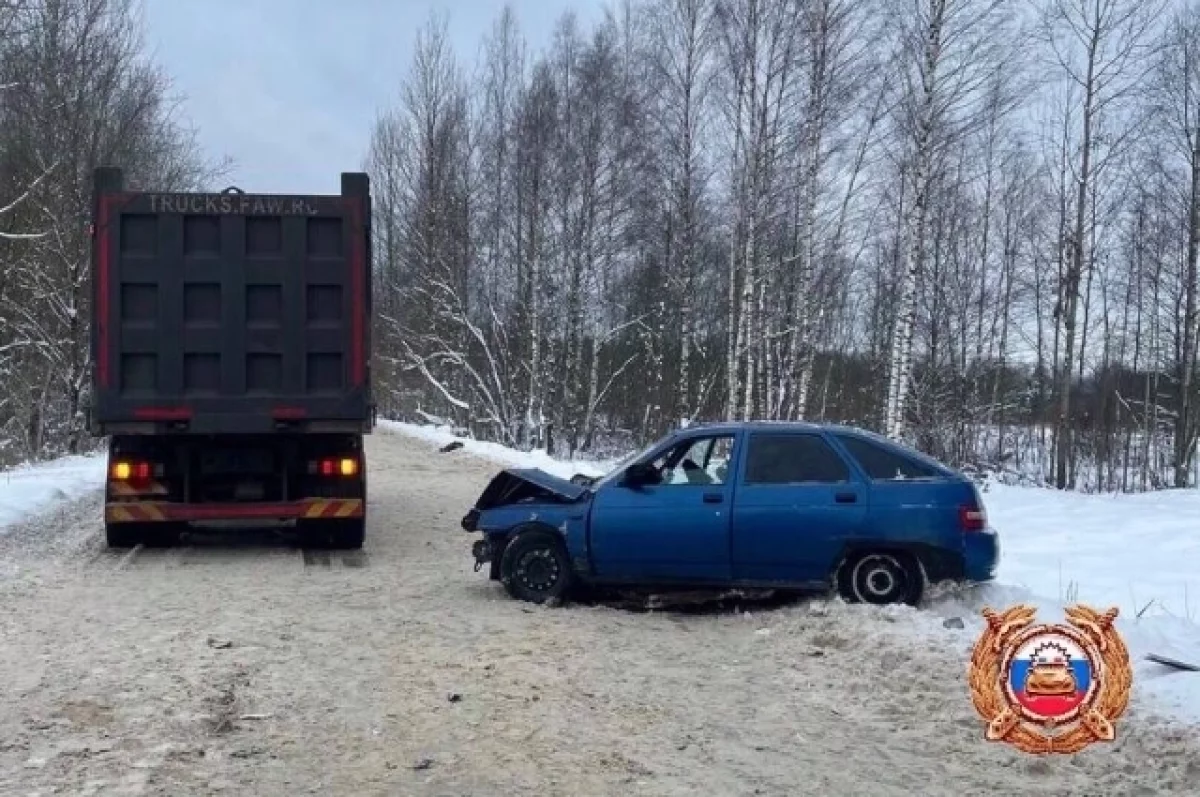 В Тверской области пострадали два человека после столкновения с КамАЗом