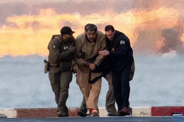 Захваченного президента Венесуэлы Николаса Мадуро сопровождают к зданию федерального суда для первого слушания по предъявленным ему федеральным обвинениям.