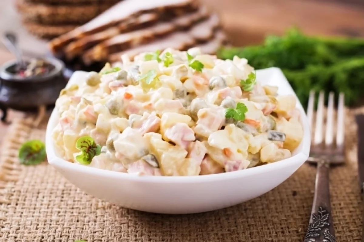 Историк Дмитрий Асташкин — о том, как в СССР формировались новогодние традиции: от корпоратива до «Оливье»