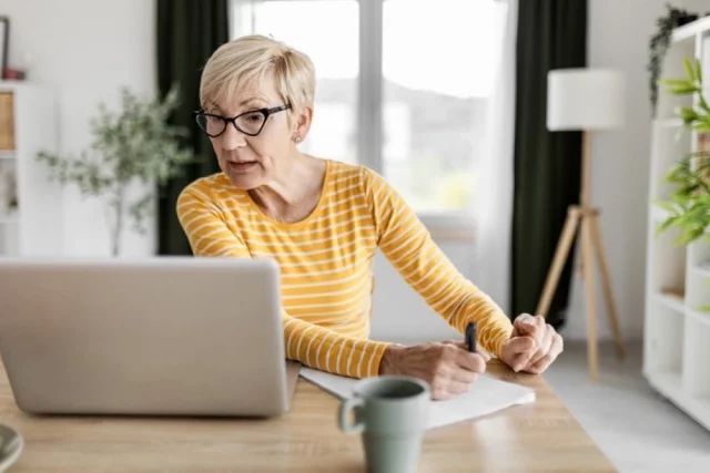 Всего в России 40,7 млн пенсионеров, из них почти 7,5 млн человек продолжают работать.