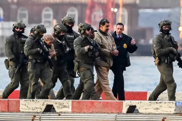 Президента и первую леди вывезли из страны и собираются судить в США.