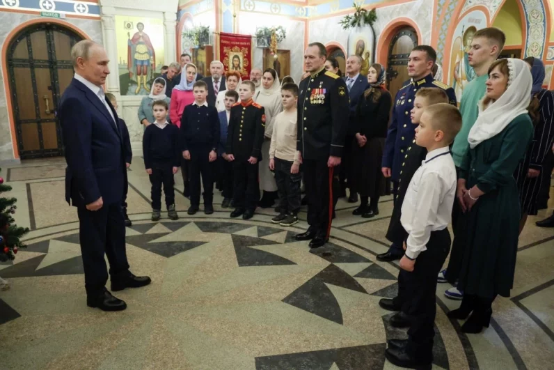 Президент РФ Владимир Путин общается с военнослужащими и их семьями после богослужения в честь Рождества Христова в храме великомученика Георгия Победоносца в городе Солнечногорск-2 Московской области.