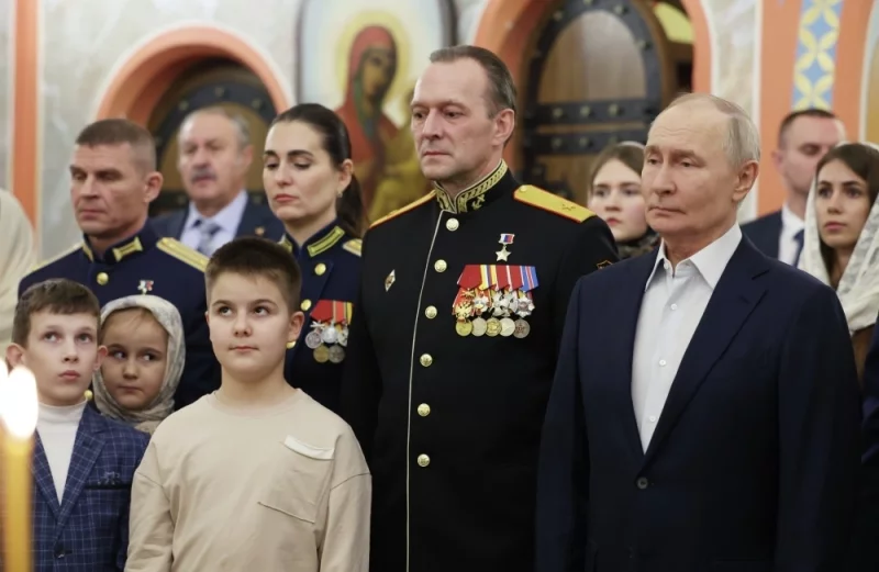 Президент РФ Владимир Путин и военнослужащие с семьями на богослужении в честь Рождества Христова в храме великомученика Георгия Победоносца в городе Солнечногорск-2 Московской области.