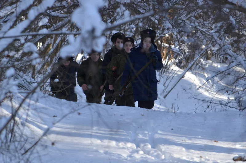 Забег по заснеженному лесу.