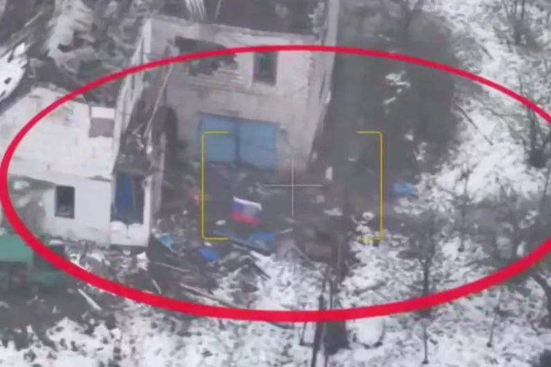 После подавления основных очагов сопротивления российские военнослужащие провели зачистку территории и установили полный контроль над населённым пунктом.